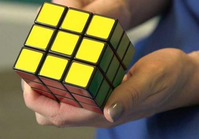 Wie die Rubiks Würfel über zwei Bewegungen zusammen